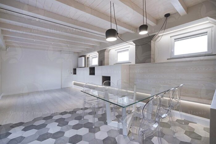 Appartamento quadrilocale in vendita in Viale Gibb, Alassio