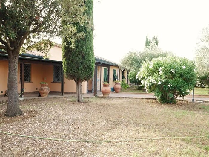 Casa con 10 locali in vendita in Cecina