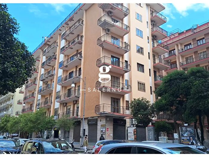 Appartamento con 5 locali in affitto in Corso Giuseppe Garibaldi, Salerno