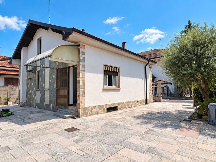 Casa trilocale in vendita in Via Sardegna, Centro, Limbiate