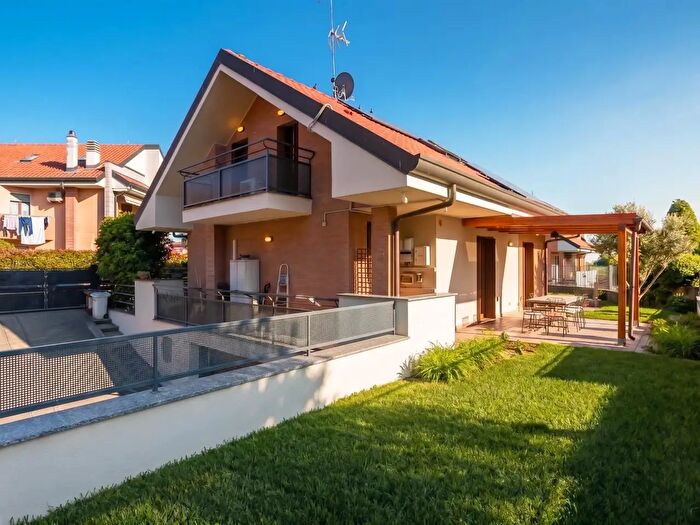 Casa con 6 locali in vendita in Via dei Gelsi, Busnago
