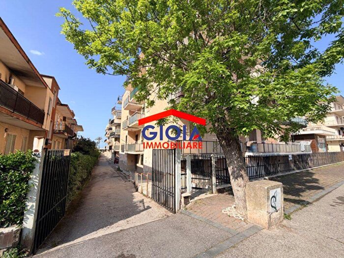 Appartamento trilocale in affitto in Viale Europa, Mondragone