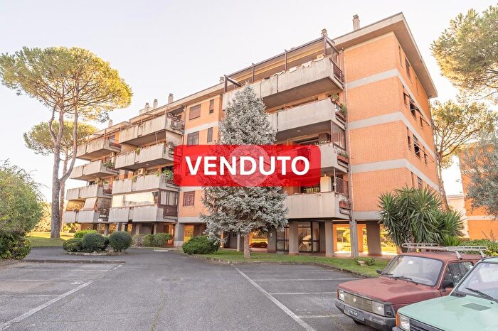 Appartamento trilocale in vendita in Via Sante Vandi, Roma
