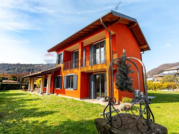 Casa con 9 locali in vendita in Via Cadorna, Lesa