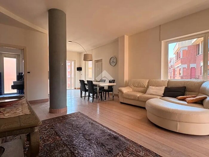 Appartamento con 5 locali in vendita in Via Pietro Bigatti, Asti