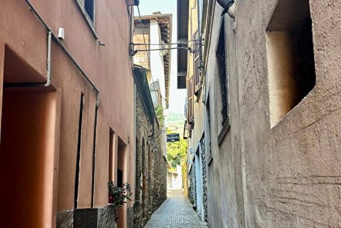 Appartamento quadrilocale in vendita in Via Giovan Battista Scalini, Dongo
