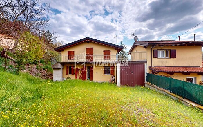 Appartamento con 8 locali in vendita in Via Minghetti, Vergato