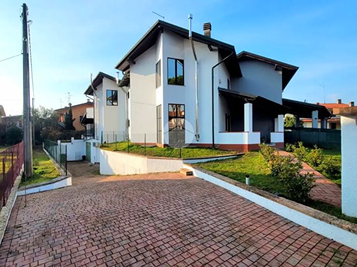 Casa con 8 locali in vendita in Via Diaz, Castelnuovo Del Garda