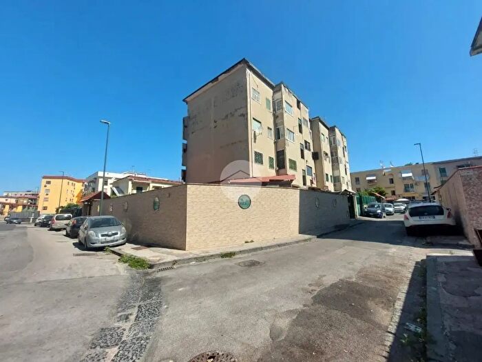 Appartamento trilocale in vendita in Via Amerigo Crispo, Napoli