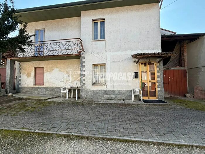 Casa trilocale in vendita in Dorno