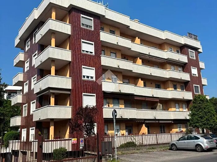 Appartamento trilocale in vendita in Via Tommaso Grossi, Rho