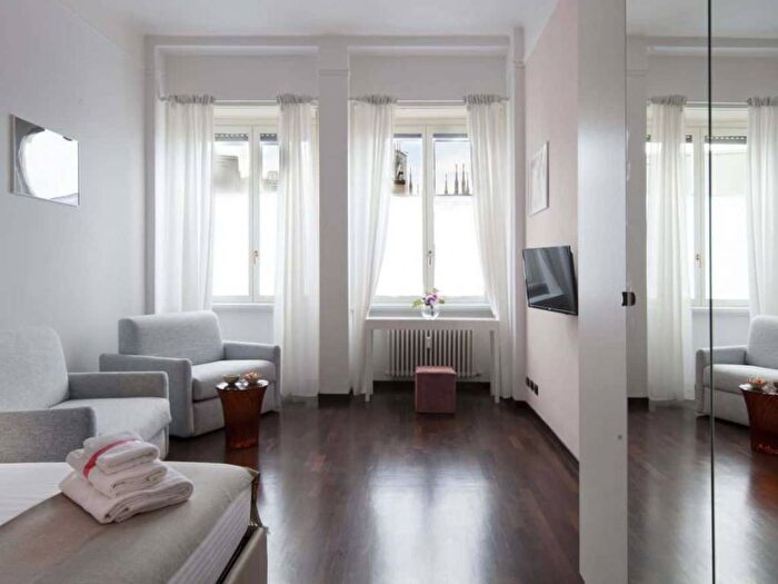 Appartamento bilocale in affitto in Galleria del Corso, Duomo, Milano