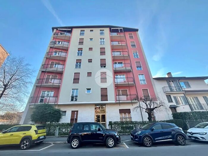 Appartamento trilocale in vendita in Via G Donizetti, Carate Brianza