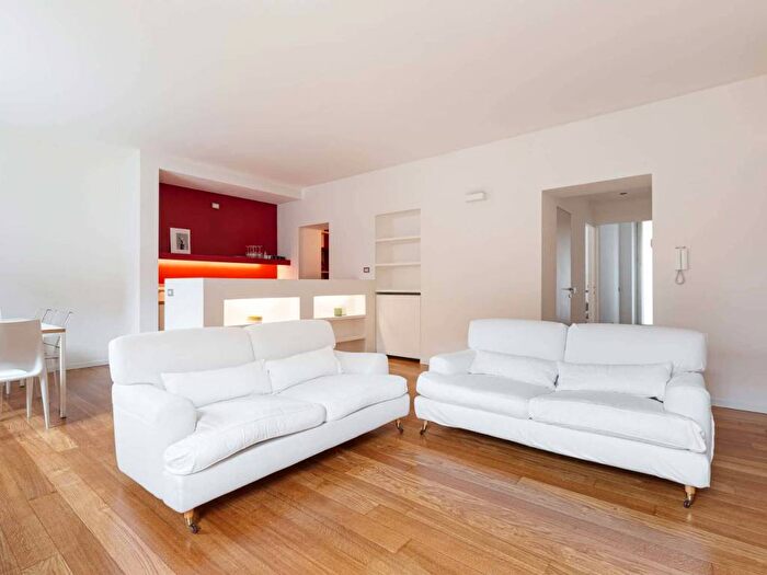 Appartamento trilocale in affitto in Alzaia Naviglio Pavese, Navigli Darsena, Milano