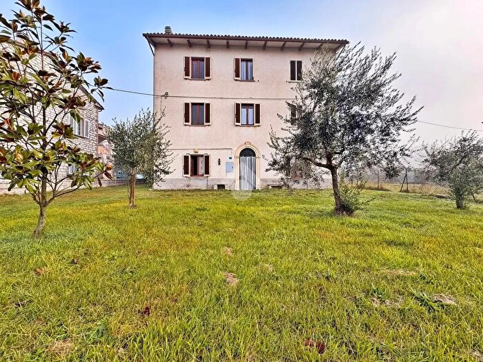Casa con 12 locali in vendita in Via Flaminia, Fossato Di Vico