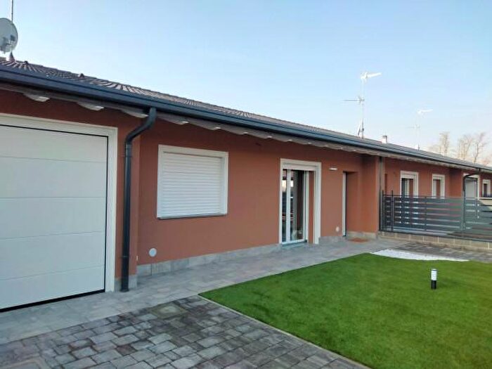 Casa quadrilocale in vendita in Via Cavalieri di Vittorio Veneto, Casorate Primo