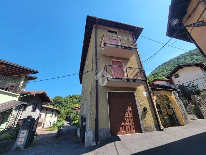 Casa con 6 locali in vendita in Via Trieste, Artogne