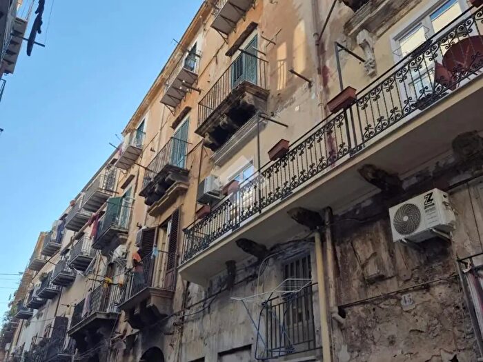 Appartamento quadrilocale in vendita in Via Albergheria, Palermo