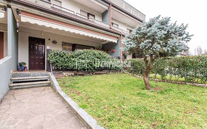 Casa quadrilocale in vendita in Via Vittorio Veneto, Limbiate