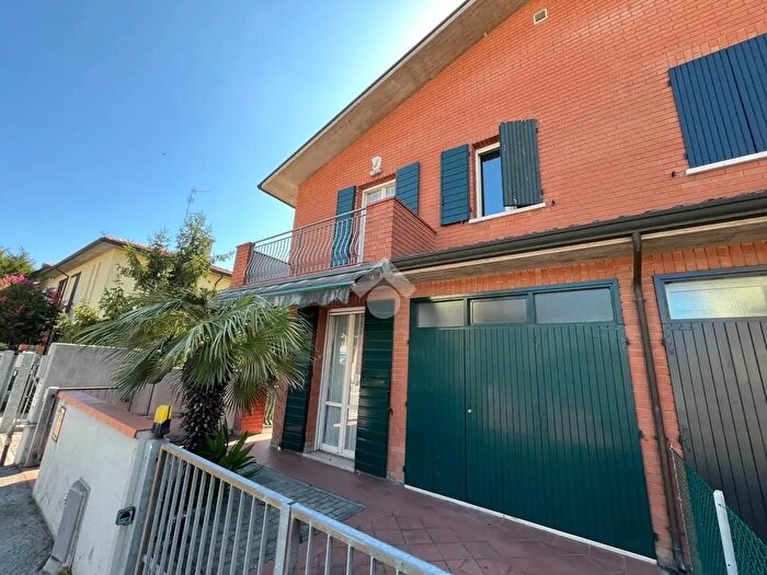 Casa quadrilocale in vendita in Via Fiume Montone Abbandonato, Ravenna