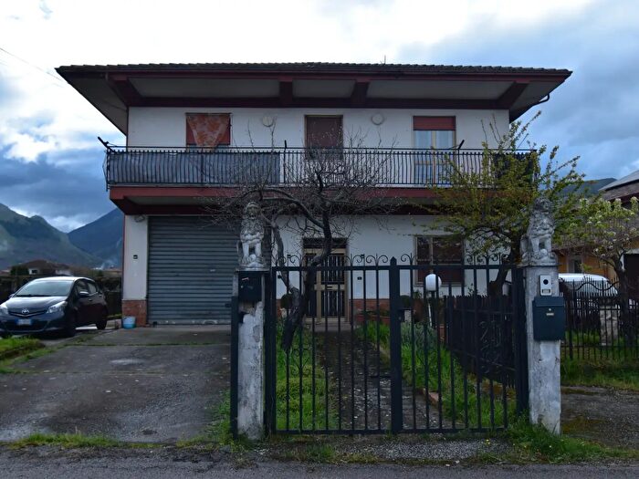Appartamento con 11 locali in vendita in Via Alvano, Teggiano