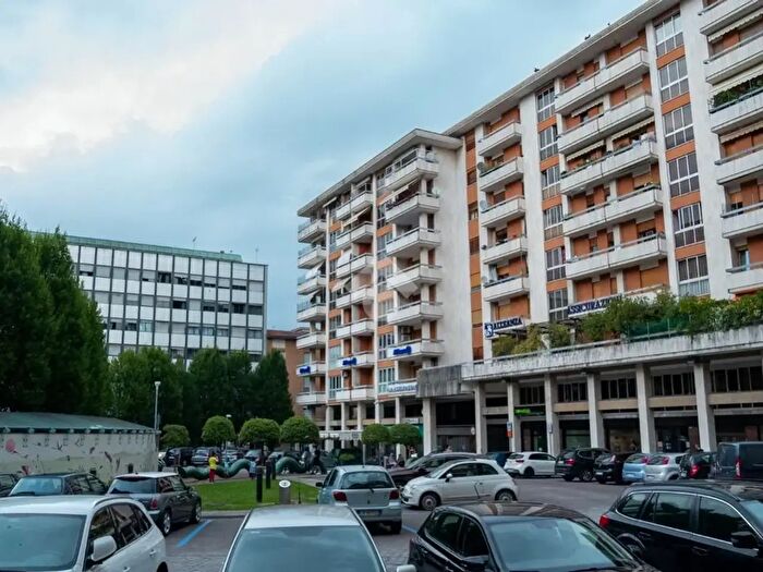 Appartamento quadrilocale in vendita in Piazza Almerico da Schio, Schio