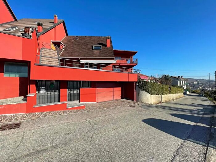 Casa con 7 locali in vendita in Via Mezza Montà, Piobesi DAlba