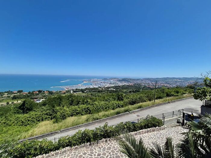 Appartamento con 10 locali in vendita in Ancona