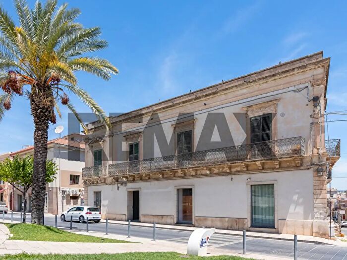 Casa con 9 locali in vendita in Via Cairoli, Ispica