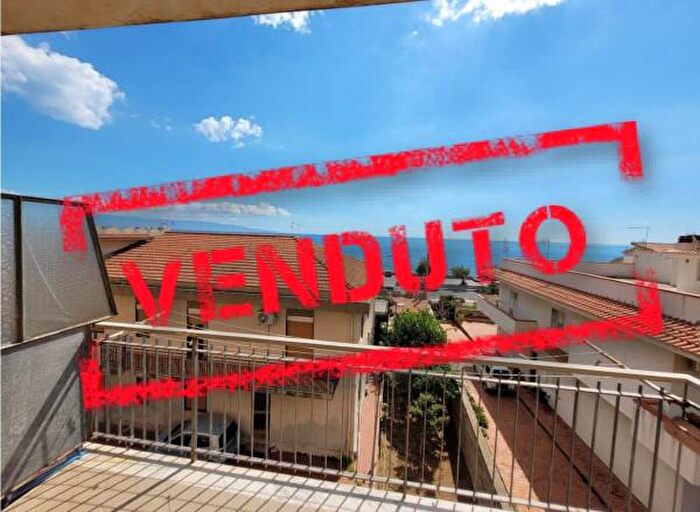 Appartamento quadrilocale in vendita in Via Giuseppe Garibaldi, Nizza Di Sicilia