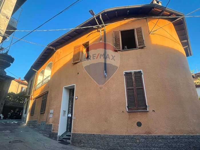 Appartamento con 6 locali in vendita in Via Indipendenza, Gemonio