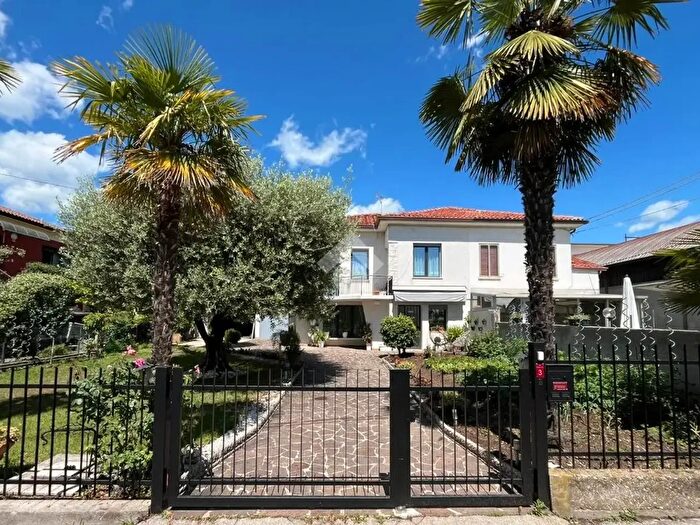 Casa quadrilocale in vendita in Via Filzi, Cassola