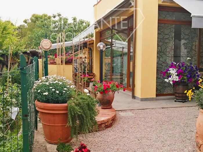 Casa con 7 locali in vendita in Castiglione Del Lago