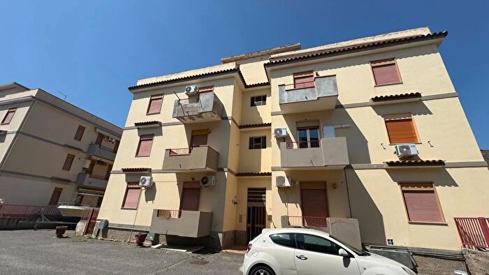 Appartamento trilocale in vendita in Via Ducezio, Oliveri