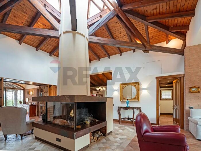 Casa con 19 locali in vendita in Via del Pincio, Viterbo