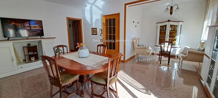 Appartamento con 6 locali in vendita in Montelabbate