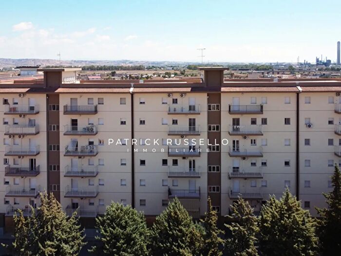 Appartamento con 6 locali in vendita in Via Navari, Gela