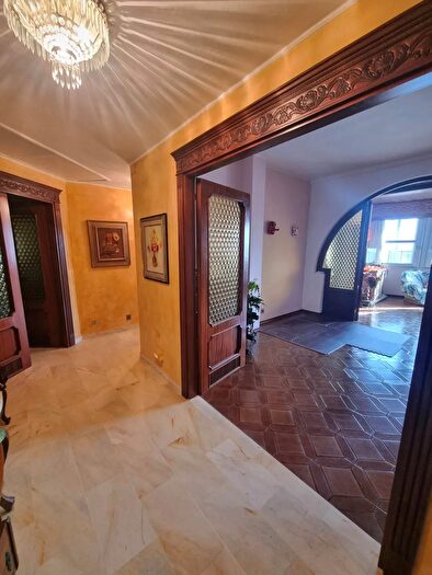 Appartamento con 9 locali in vendita in Livorno