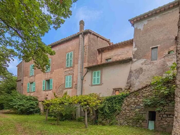 Casa con 20 locali in vendita in Viterbo