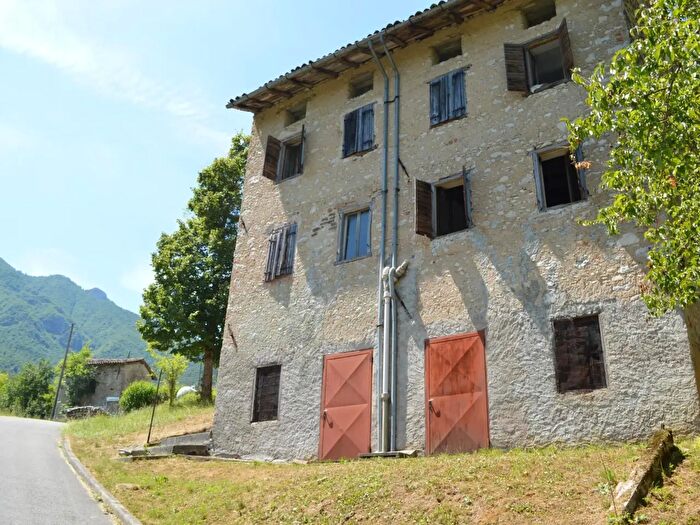 Casa con 5 locali in vendita in Posina