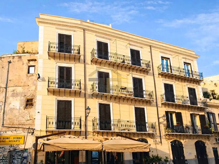 Appartamento con 8 locali in affitto in Piazza Teatro Santa Cecilia, Palermo