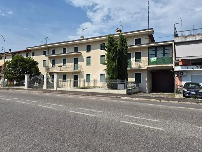 Casa con 8 locali in vendita in Via Trento, Malo