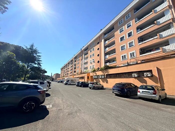 Appartamento quadrilocale in vendita in Via Amico Aspertini, Roma