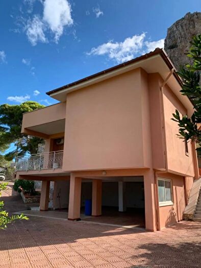 Casa con 8 locali in vendita in Via Galileo Galilei Carini, Carini