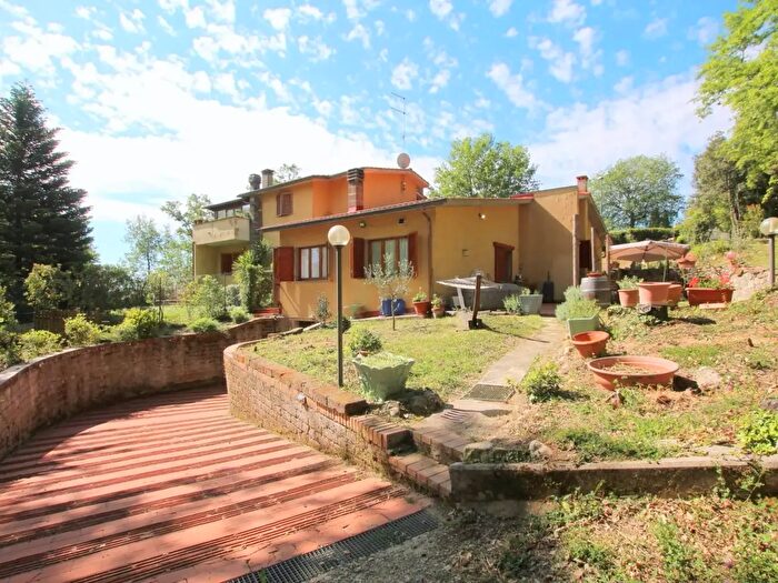 Appartamento con 8 locali in vendita in Castelnuovo Berardenga