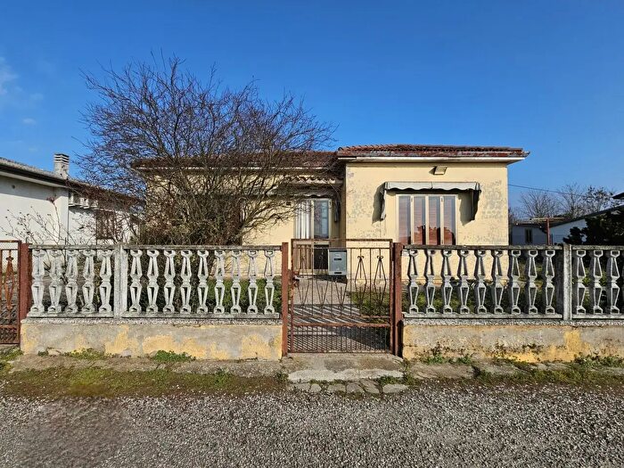 Casa trilocale in vendita in Via Fratelli Bandiera, Solesino
