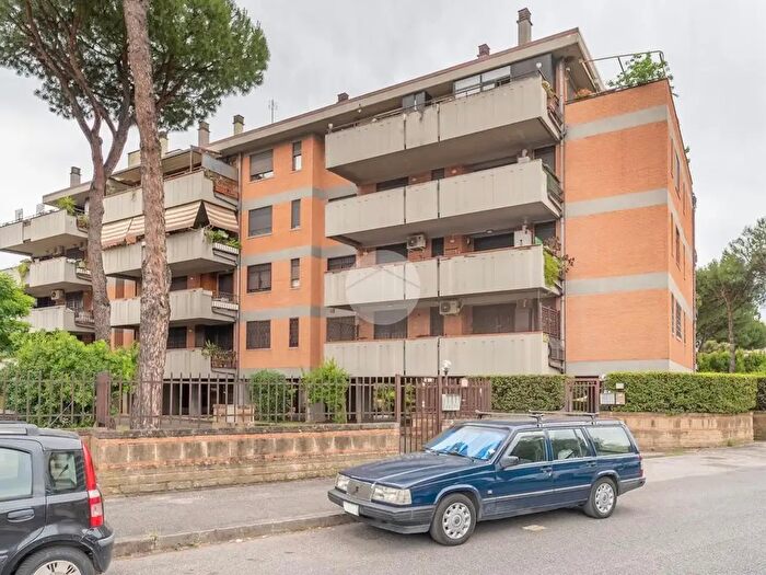 Appartamento trilocale in vendita in Via Sante Vandi, Roma