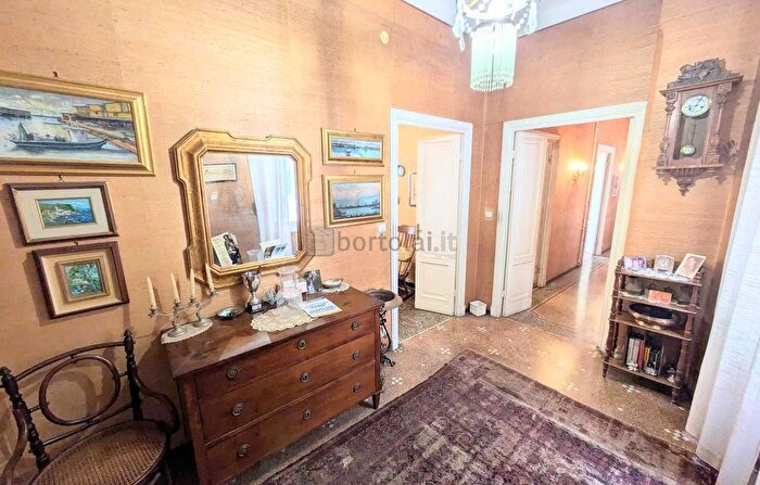 Appartamento con 8 locali in vendita in Via Accinelli, Genova