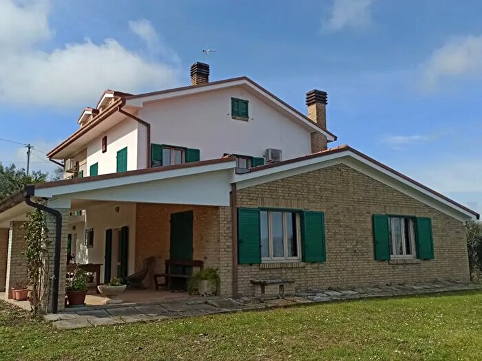Casa con 7 locali in vendita in Lapedona