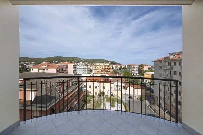 Appartamento trilocale in vendita in Via Carminati, Andora